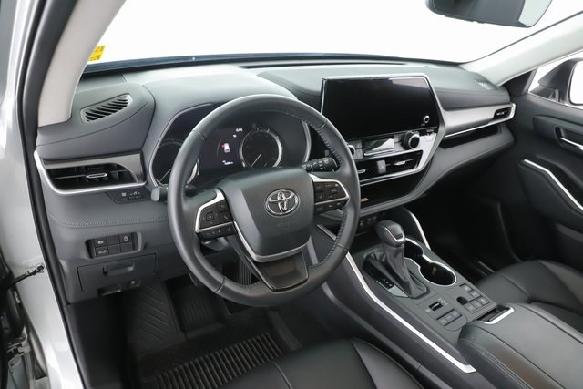 Vehicle image 17 of 32