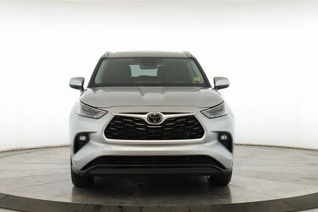 Vehicle image 2 of 32