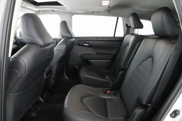 Vehicle image 27 of 32