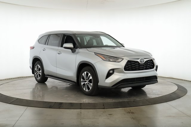 Vehicle image 3 of 32