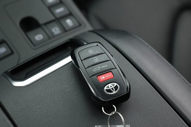 Vehicle image 21 of 32