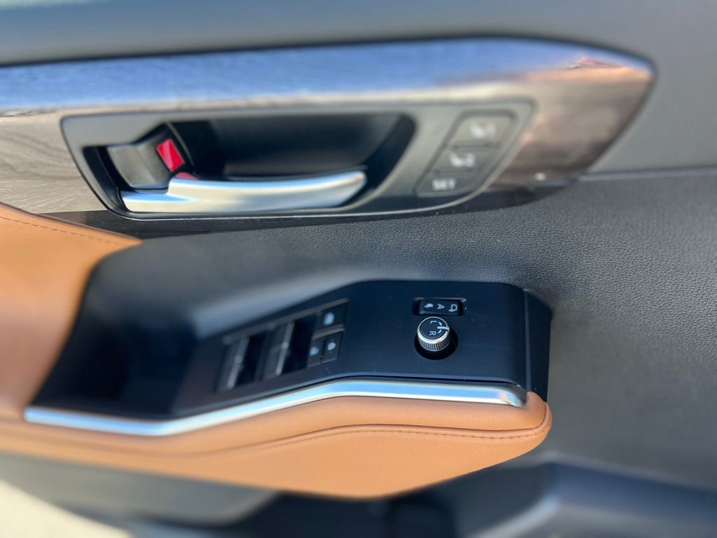 Vehicle image 21 of 27