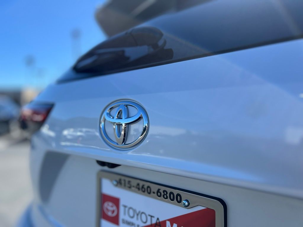 Vehicle image 13 of 27