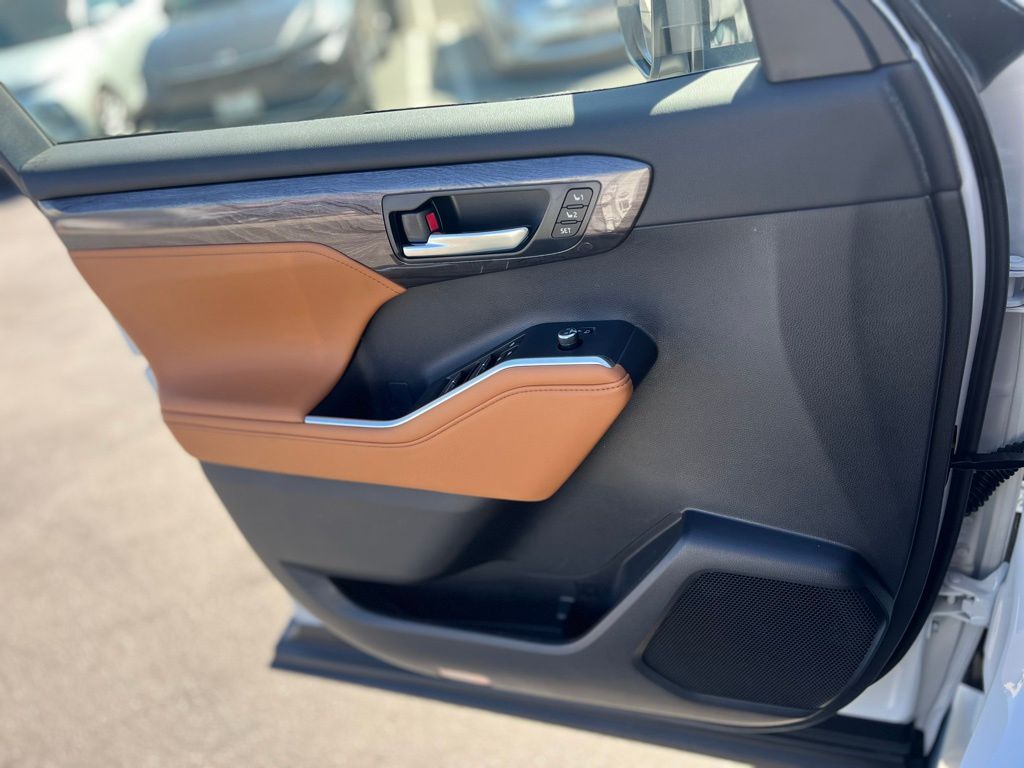 Vehicle image 22 of 27