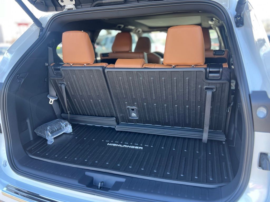 Vehicle image 14 of 27