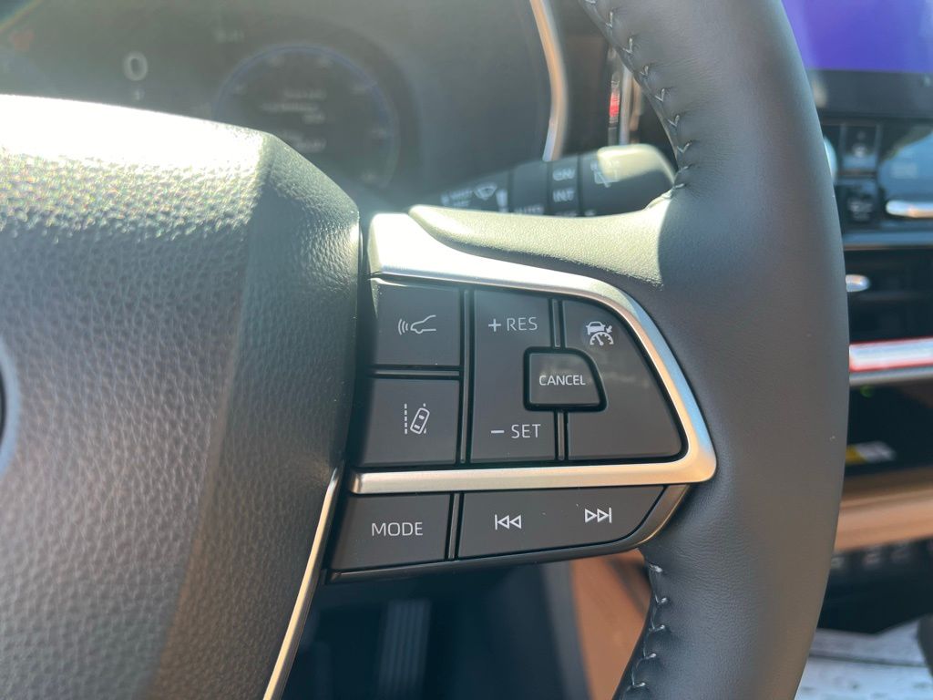 Vehicle image 23 of 27