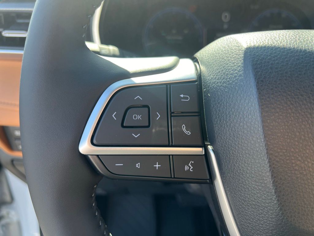 Vehicle image 24 of 27