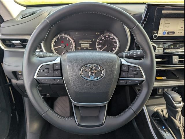 Vehicle image 8 of 25