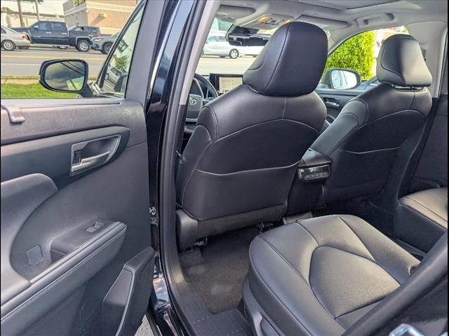 Vehicle image 17 of 25