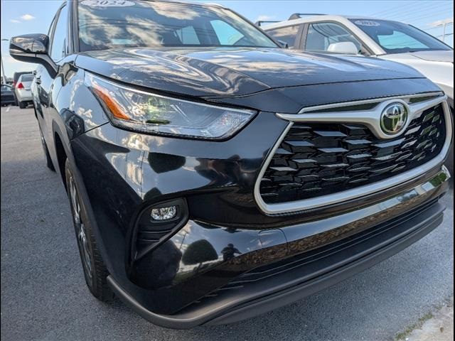 Vehicle image 23 of 25