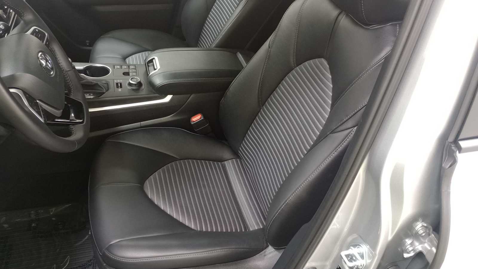 Vehicle image 14 of 33