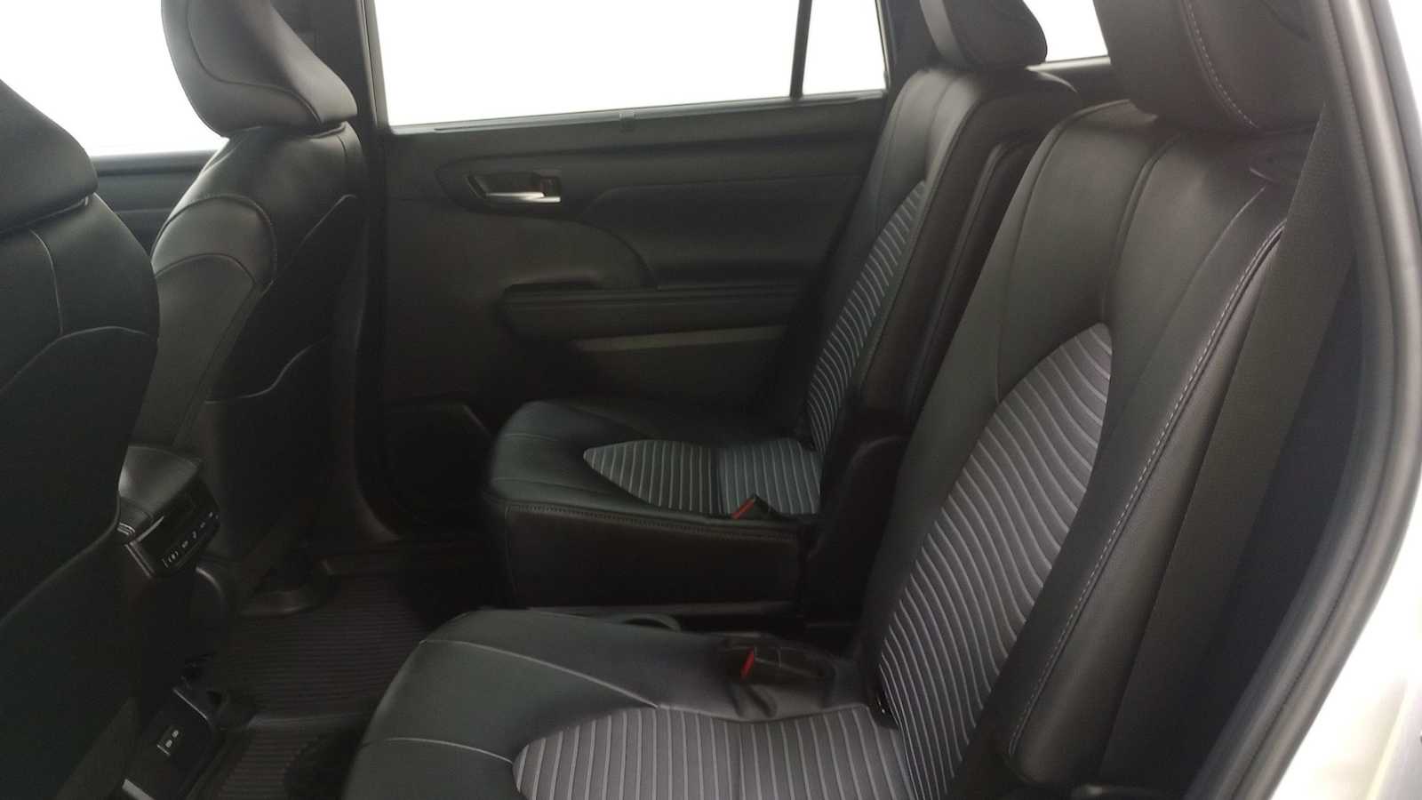 Vehicle image 15 of 33