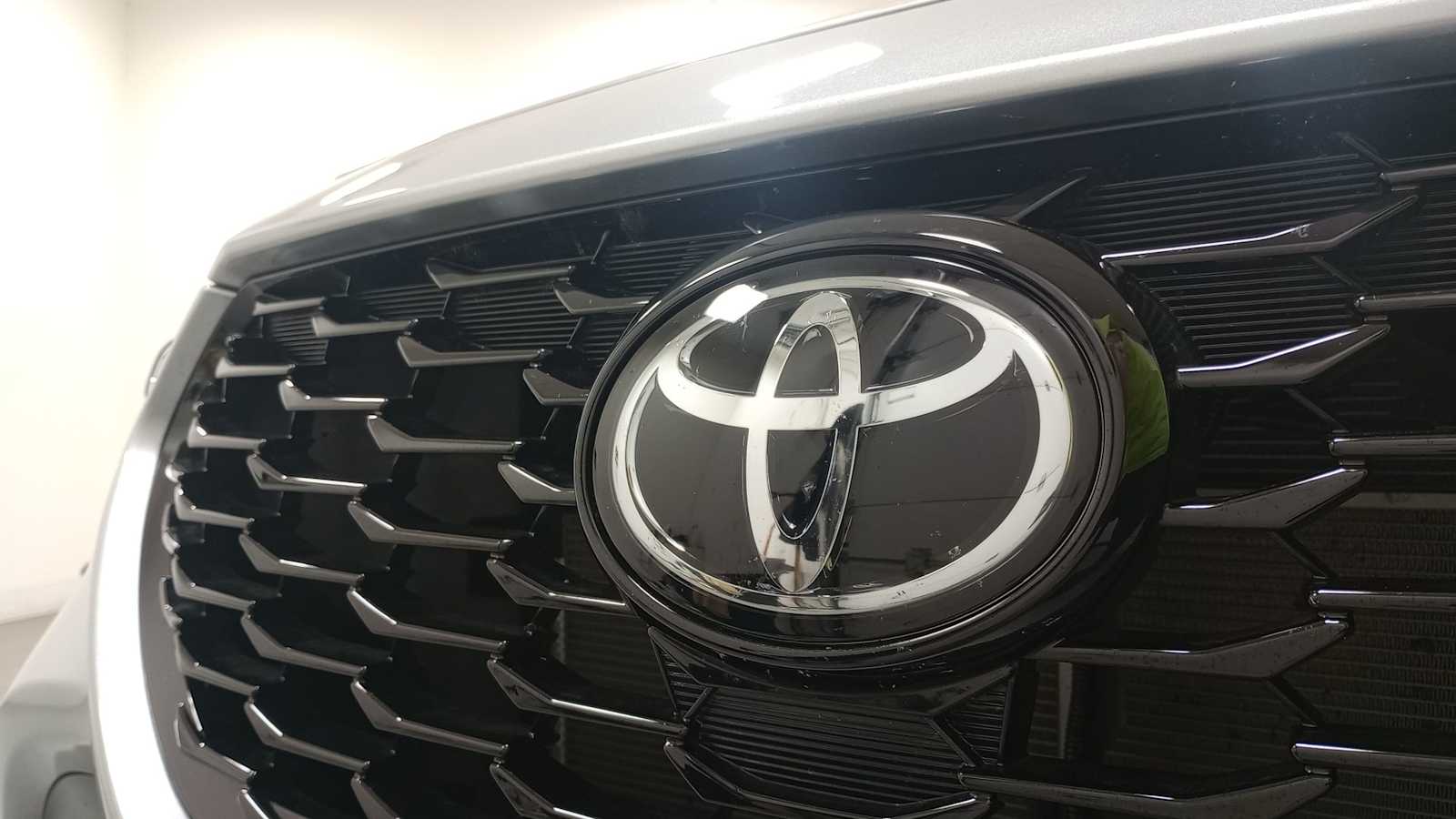 Vehicle image 28 of 33