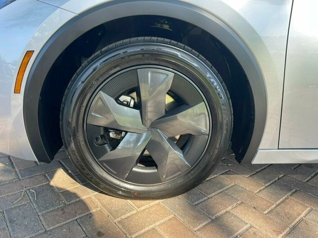 Vehicle image 9 of 18
