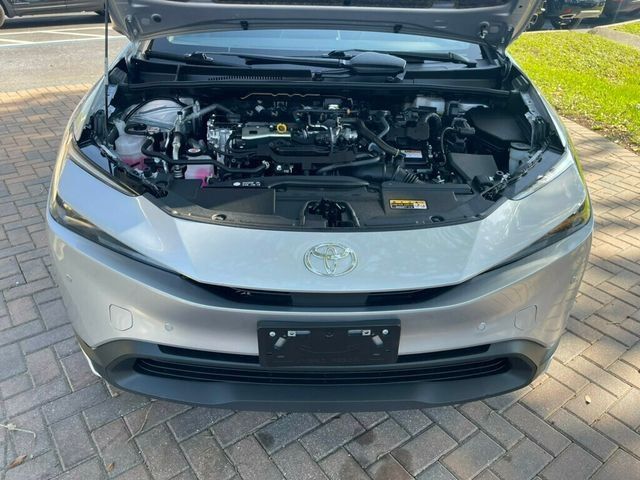 Vehicle image 8 of 18