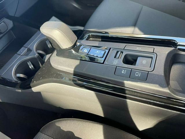 Vehicle image 14 of 18