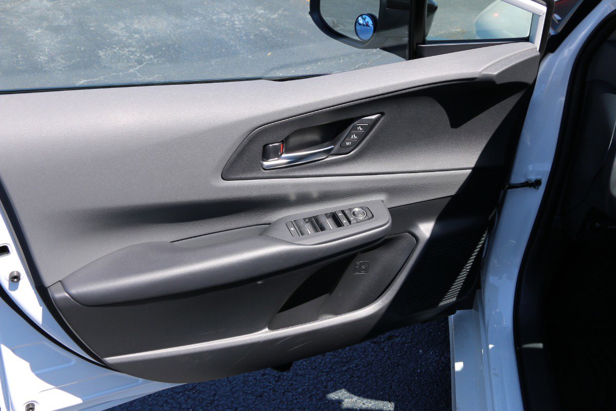 Vehicle image 21 of 38
