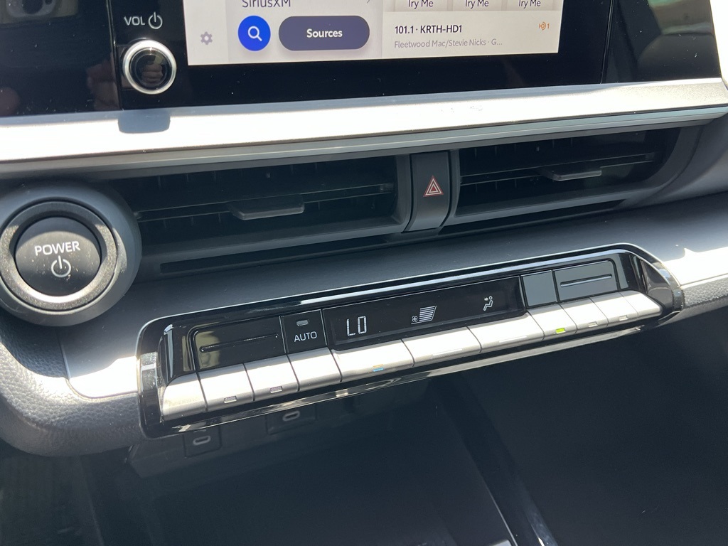 Vehicle image 25 of 28