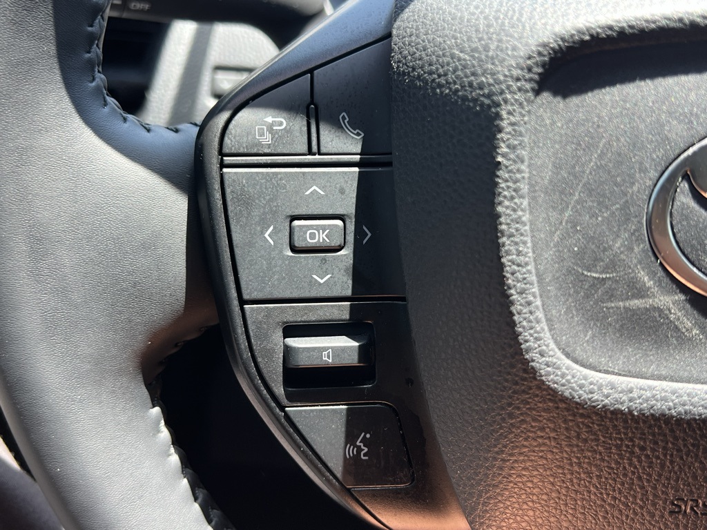 Vehicle image 21 of 28