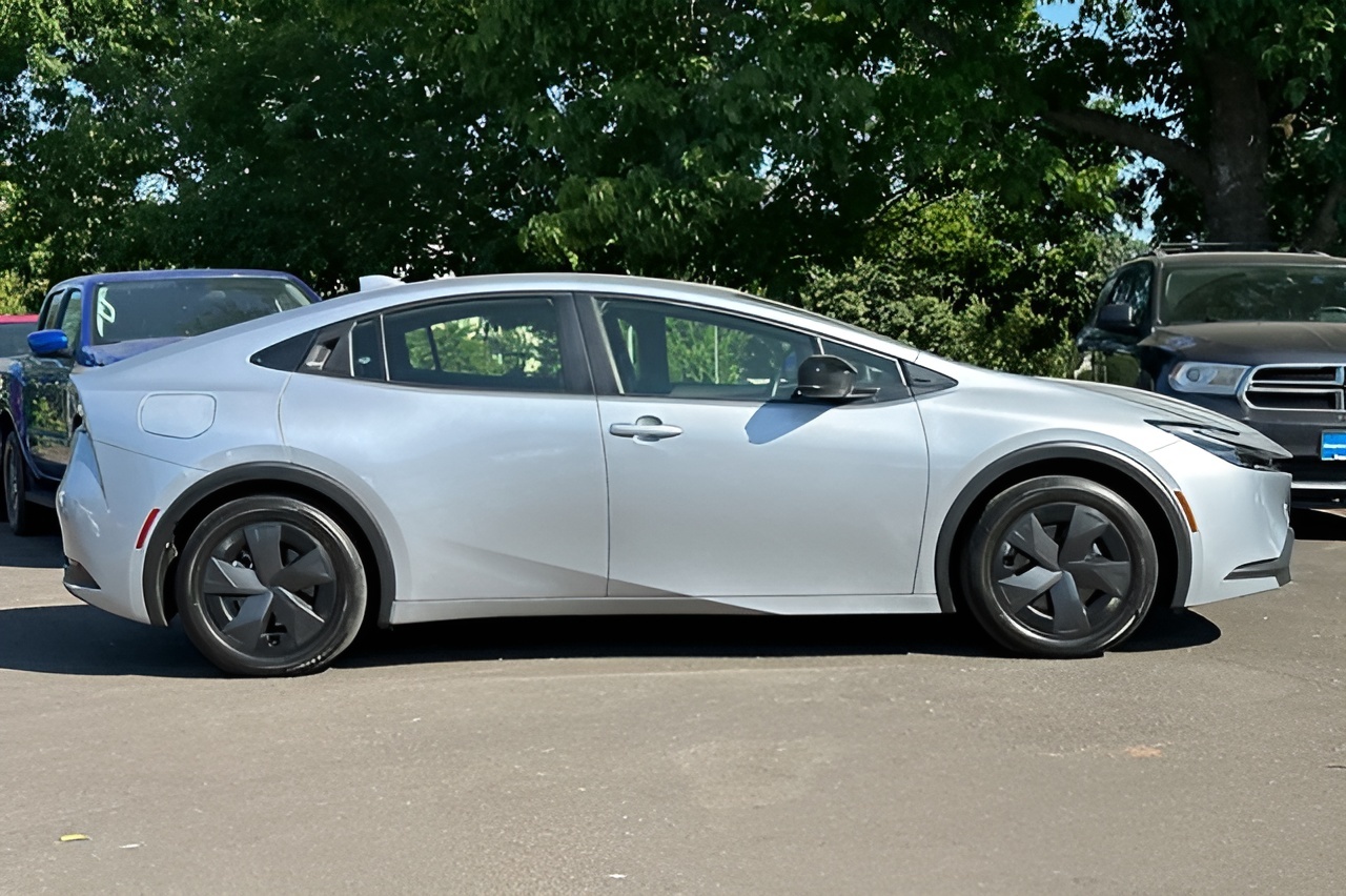 Vehicle image 33 of 38
