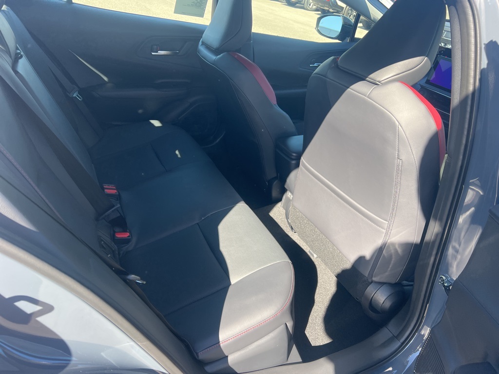 Vehicle image 13 of 21