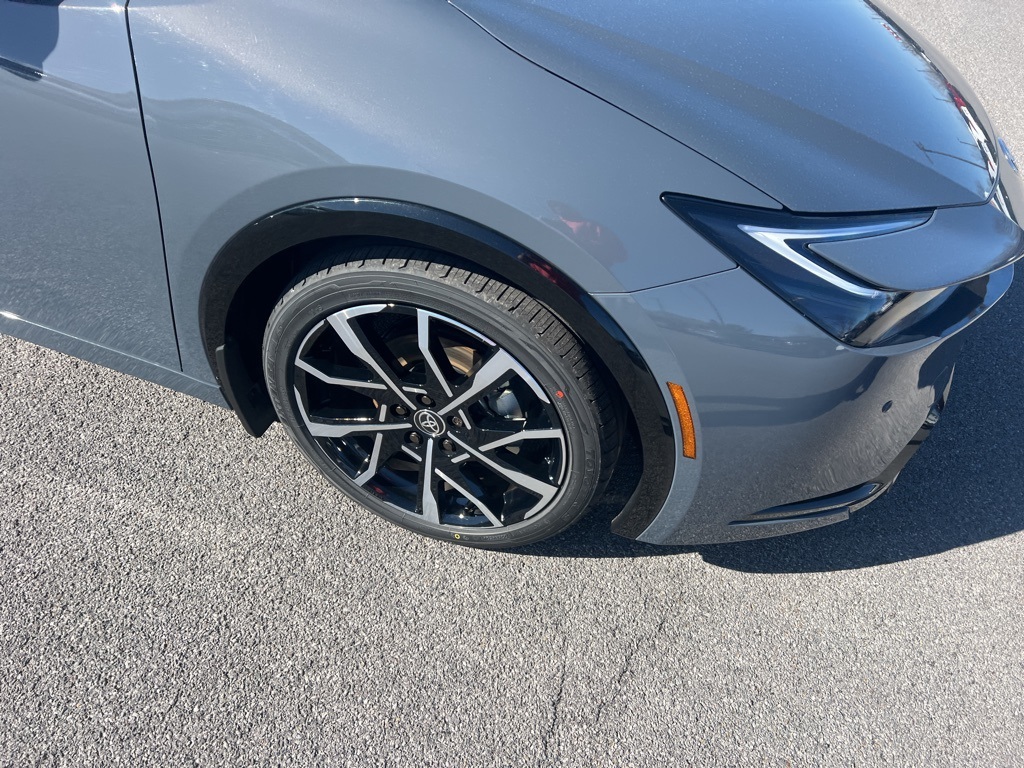 Vehicle image 9 of 21