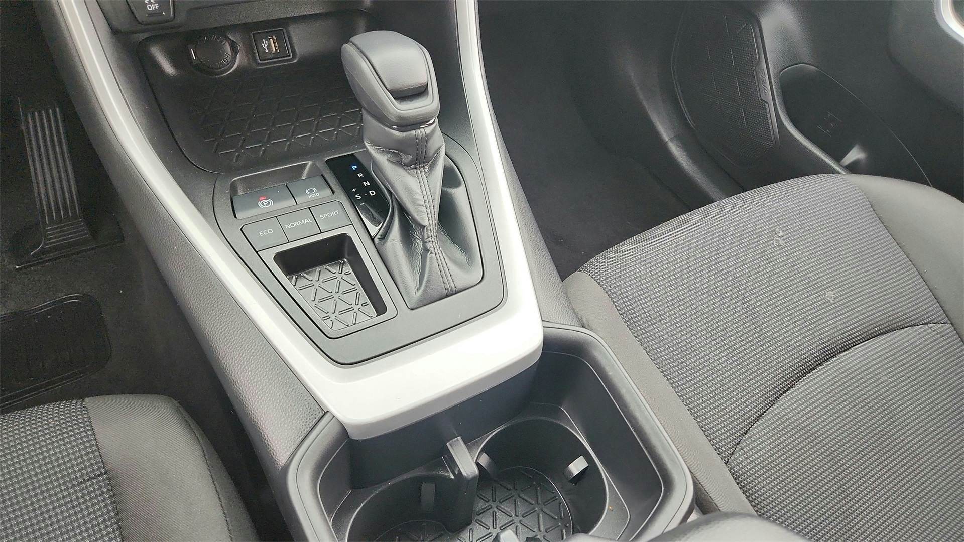 2024 Toyota RAV4 LE Image 20 of 27