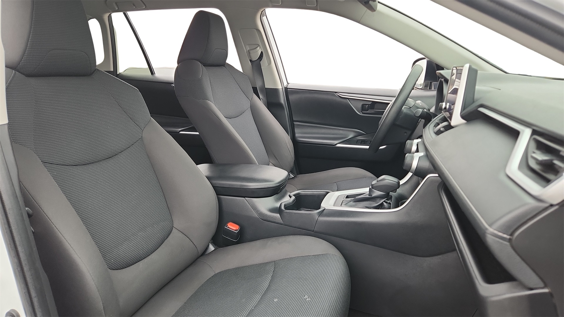 2024 Toyota RAV4 LE Image 13 of 27