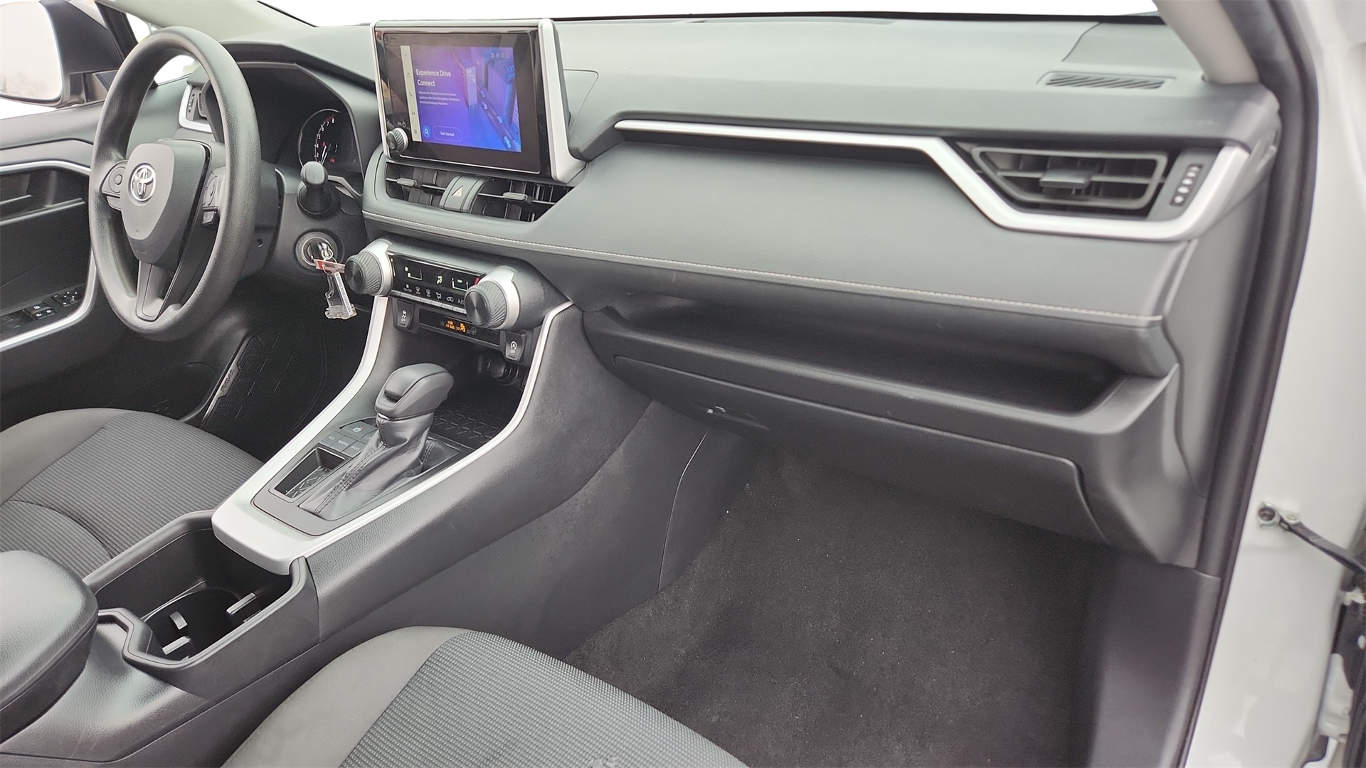 2024 Toyota RAV4 LE Image 15 of 27