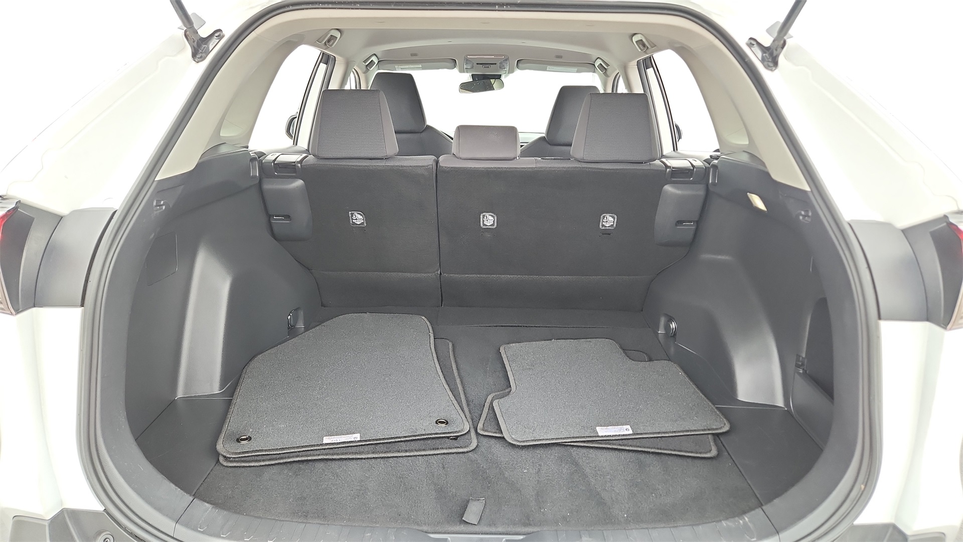 2024 Toyota RAV4 LE Image 10 of 27