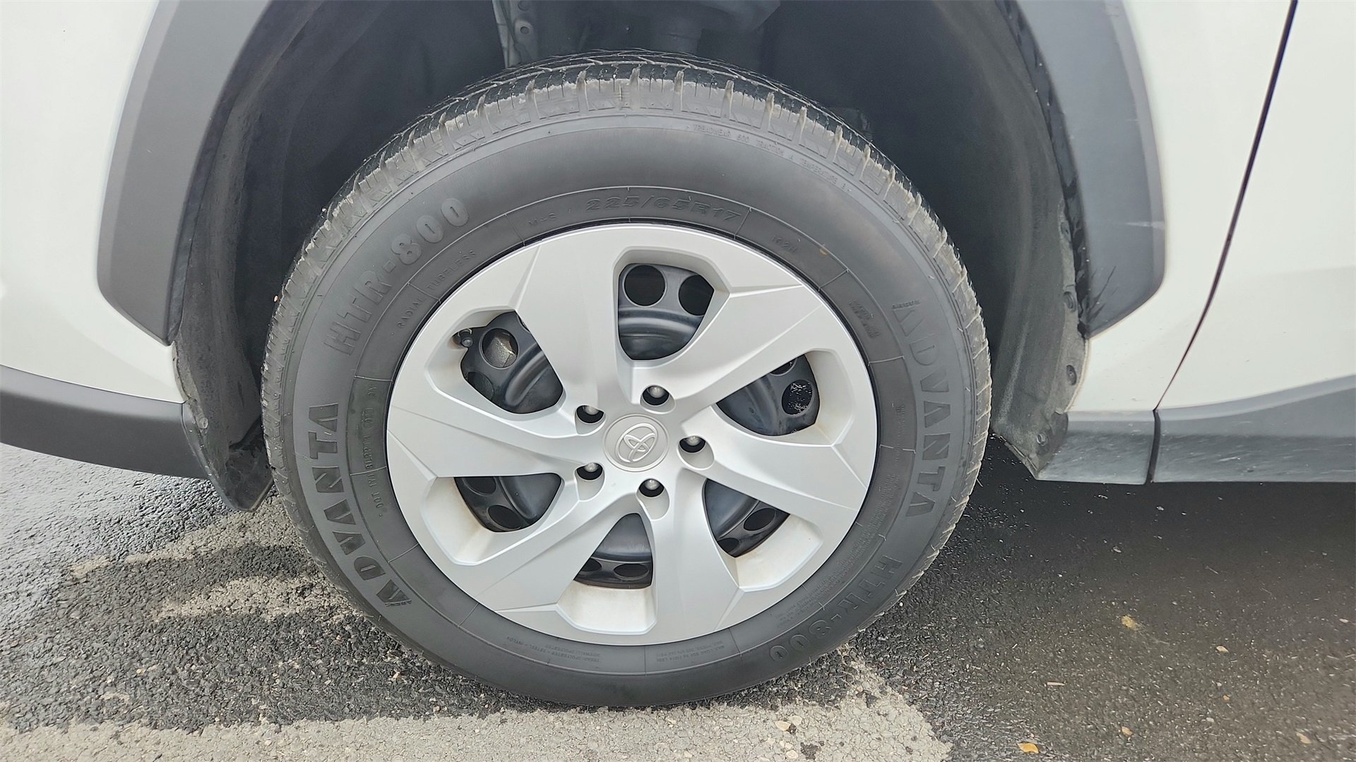 2024 Toyota RAV4 LE Image 9 of 27