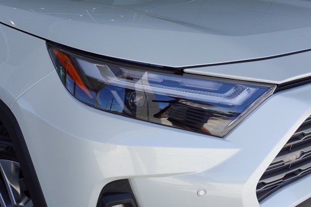 Vehicle image 24 of 27