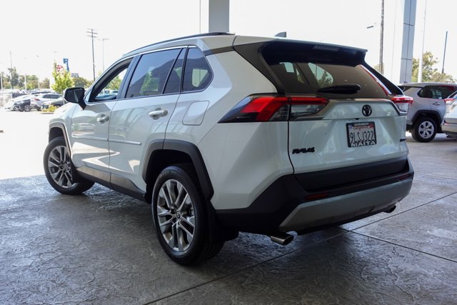 Vehicle image 5 of 27