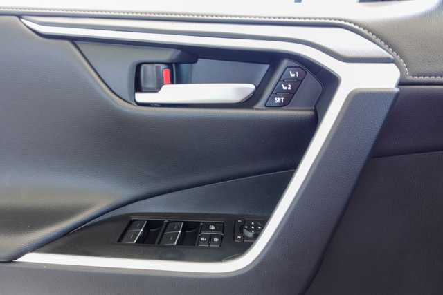 Vehicle image 19 of 27