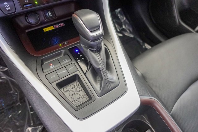 Vehicle image 18 of 27
