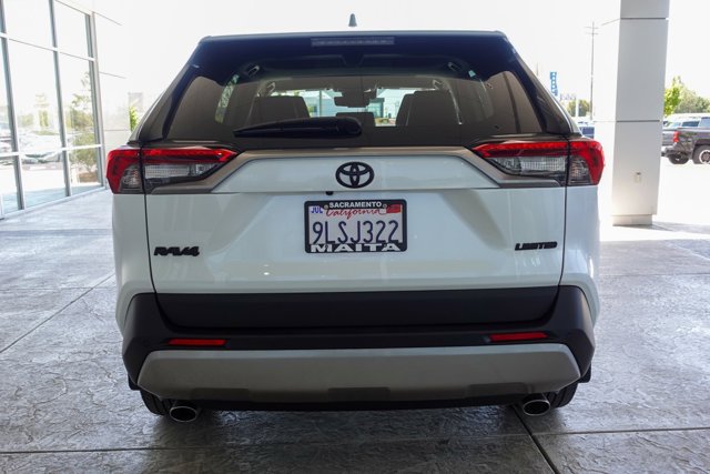 Vehicle image 4 of 27