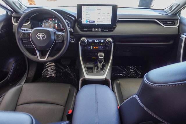 Vehicle image 11 of 27