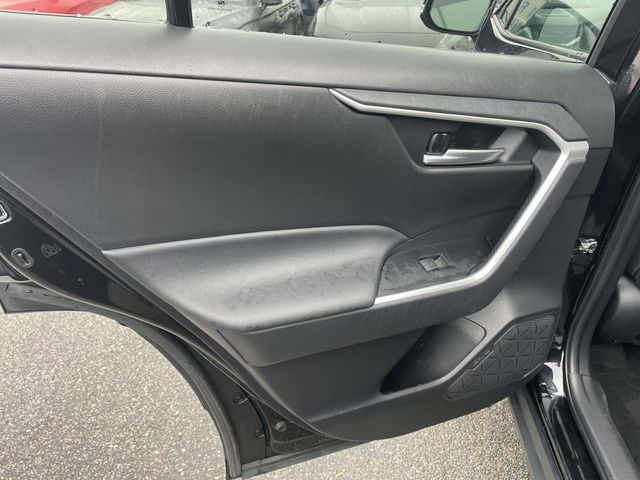 Vehicle image 16 of 33