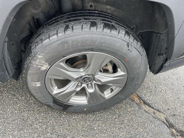 Vehicle image 13 of 33