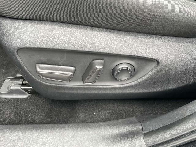 Vehicle image 19 of 33