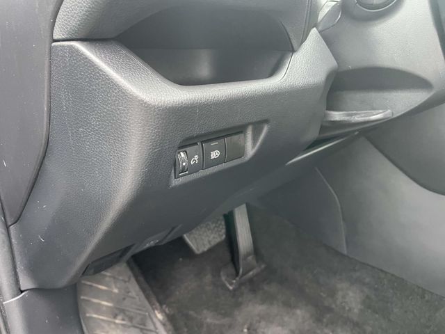 Vehicle image 21 of 33