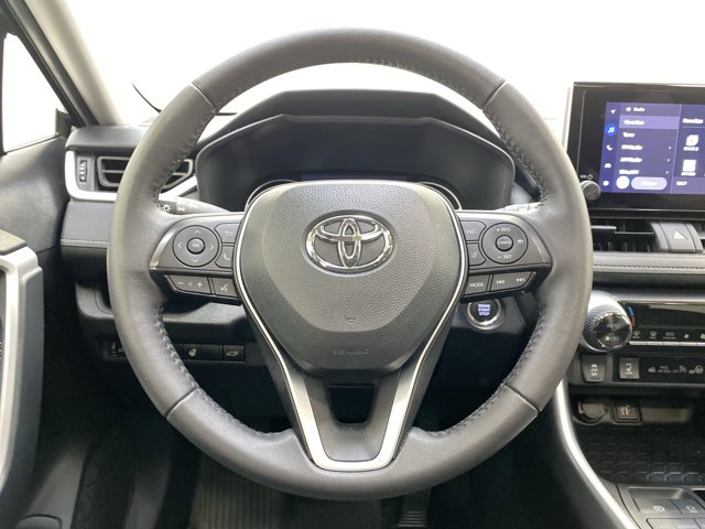 Vehicle image 13 of 32