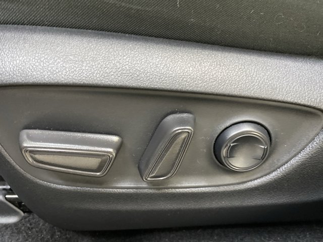 Vehicle image 25 of 32