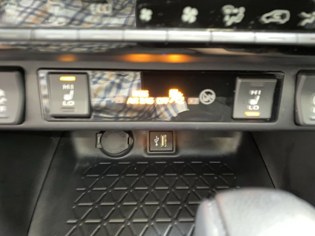 Vehicle image 24 of 32