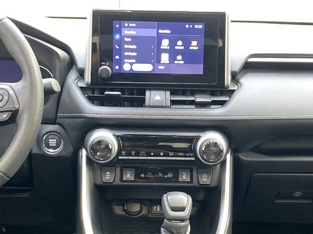 Vehicle image 21 of 32
