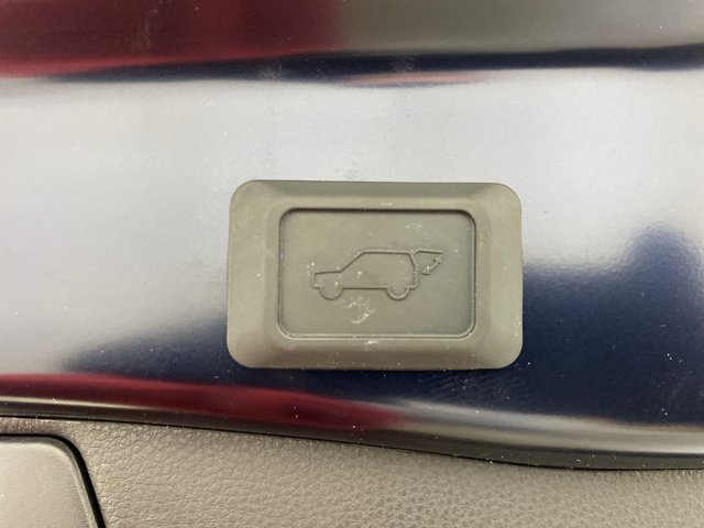 Vehicle image 27 of 32