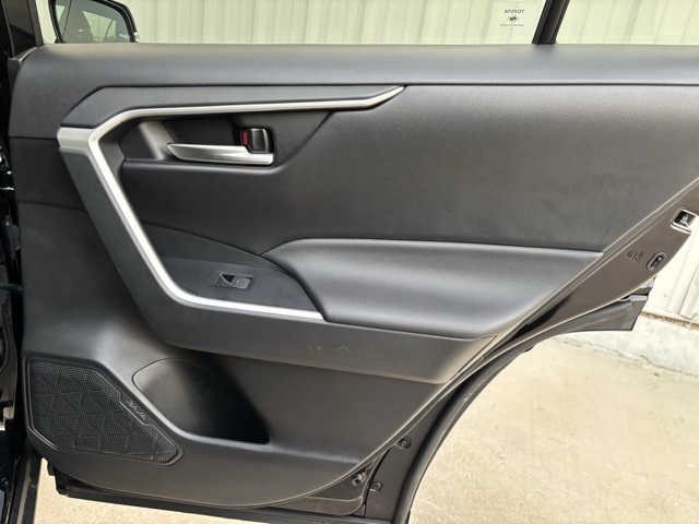 Vehicle image 32 of 37