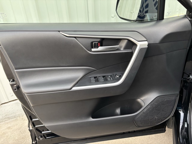 Vehicle image 13 of 37