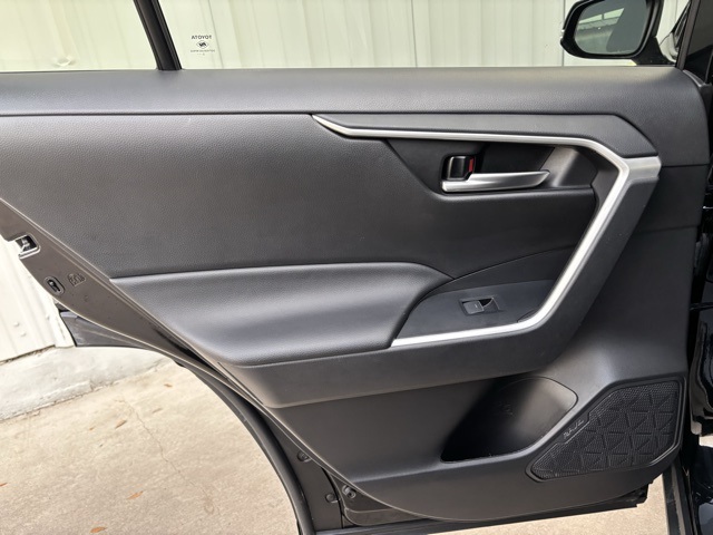 Vehicle image 28 of 37