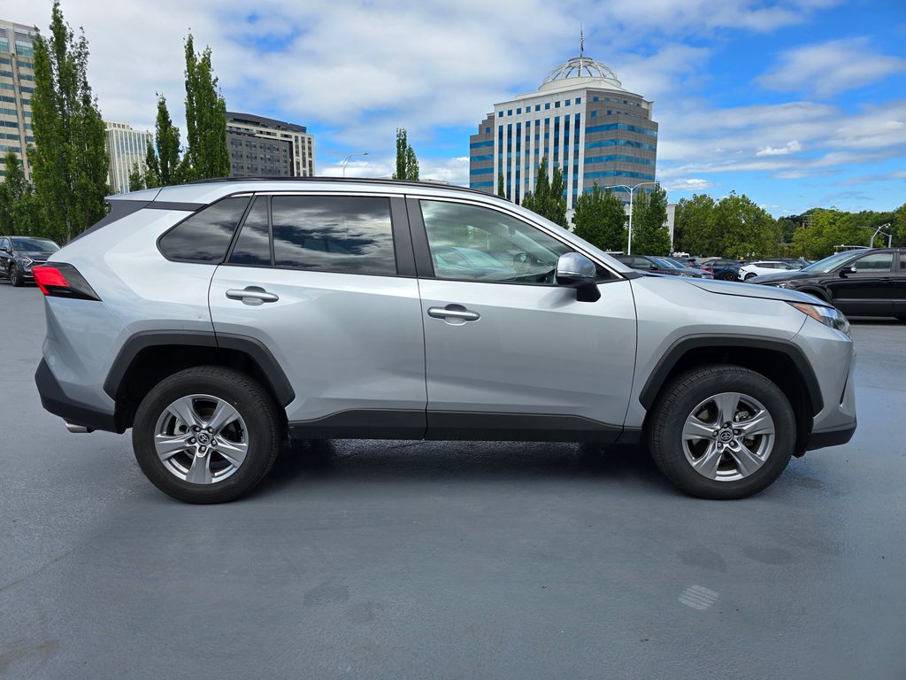 Vehicle image 4 of 31